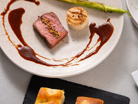 [For important business entertainment or commemorative dinners] A luxurious full-course dinner with 8 dishes and 2.5 hours of all-you-can-drink, including draft beer and sparkling wine