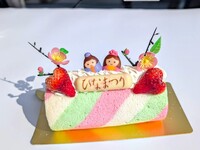 ひなまつり限定　菱餅カラーのロールケーキ