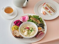 【デザート＆ドリンク付きのスペシャルブランチ】桜と春キャベツのあさりクラムチャウダー＆有機オニオンドレッシングのサラダ