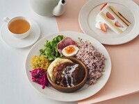 【デザート＆ドリンク付きのスペシャルブランチ】煮込みハンバーグ、デミグラスソース