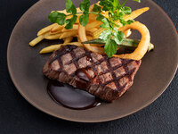 ≪Dinner Set≫Grilled Steak（Naniwa Kuro-Ushi Beef Round） with Steamed Vegetables - Choice of Japanese-Style or Western-Style Sauce