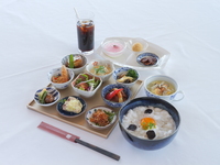 【3月ランチ】季節のこだわり小鉢九種+紅ズワイ蟹入り天津飯