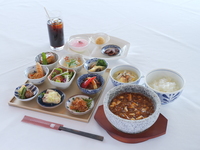 【3月ランチ】季節のこだわり小鉢九種+海老と玉子のチリソースご飯