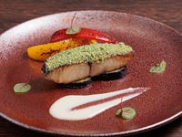 【5/1～5/29】香草風味のパン粉を纏った鰆のオーブン焼き ヴァンブランソース