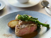 【午餐套餐】包含四道自選主菜的固定價格套餐，以鮮豔的色彩展現萌芽之美，另加餐後咖啡。