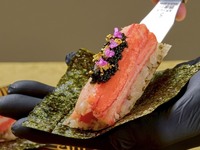 個室確約【うしみつ恵比寿本店9周年記念コース】「厳選和牛の蟹ユッケドッグ」「和牛ヒレのブリオッシュカツサンド」焼きのスペシャリテ「ヒレと甘海老のネギ塩焼き」を含む厳選された焼き物6種をご提供