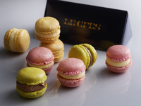 Contains 3 macarons