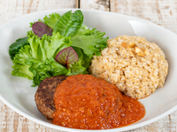 素食汉堡牛排配番茄酱