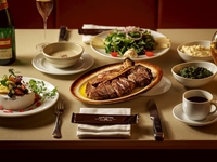 Dal 1° marzo: Piano Anniversario: bistecca alla fiorentina, un piatto di tre antipasti e sei altre portate. ◇ Brindisi, torta intera e piatto con messaggio