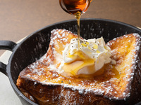 【フレンチトースト】燻製ホイップバターとメープルシロップ