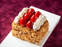 [Takeout] Strawberry mille-feuille (approx. 8cm x 11cm x 12cm)