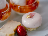 Private room / Strawberry and cherry blossom afternoon tea / Free drinks included