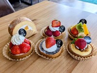 ホワイトデー限定商品②　厳選いちごのタルトと米粉のロールケーキの6点セット