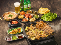 パンチャンやキムチバーと2種の鶏焼肉が楽しめる『韓国鶏焼肉コース』