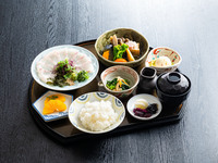 【宇和島風鯛丼御膳　醤油だれ】小鉢、焚合、汁物など