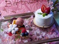 乾杯酒付き！春のアニバーサリーディナーコース！桜を敷き詰めたメッセージ付きケーキボックスに炎のカルボナーラ、牛フィレ肉のロッシーニにラクレットチーズをかける贅沢な全5品！(3月16日～4月19日)