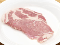 Thick-cut pork shoulder loin (150g)