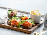[Message Plate Included! Light Meal Set] Smoked Salmon, Capers, Potato Salad, Craft Cornbread Sandwich, and Cream Soda | 2,600 yen