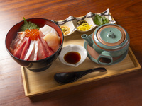 本鮪と季節の海鮮丼