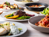 土日祝【お花見テラス Lunch】目の前に広がる桜を特等席で！野菜たっぷりサラダとこだわり素材の選べるメイン＋食後のいちごパフェ（桜ドリンク付き）