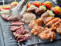 [Enjoy a cherry blossom viewing BBQ from lunchtime with a toast of rosé sparkling wine] Cheers under the cherry blossoms! Enjoy a hearty meal of three types of meat (beef, pork, and chicken) wrapped in three different condiments. Have a great time!