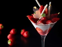 ＜土日祝日予約＞【期間限定デザートセット】ハート＆ベリーのとちあいかパフェ ココナッツのブランマンジェと共に（カフェ付）