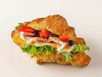 生ハムとチーズのクロワッサンサンド