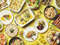 토요일 밤 뷔페 & 디저트 – 해산물과 딸기 셀렉션