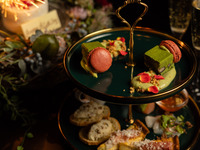 From March 19th [Light Anniversary Plan (Reservations only available at 5:00 PM or 5:30 PM)] Celebrate with a popular dinner afternoon and flower wreath cake from the Grand Menu. Includes a birthstone cocktail.