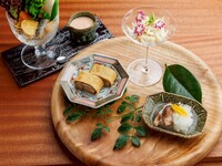 主廚精選午餐套餐，包含9道以時令食材烹調的菜餚