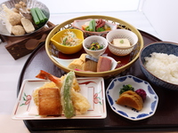 Flower basket meal (lunch)