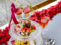 4 月 6 日起：下午茶甜点包括 Amaou 草莓和草莓慕斯挞，由我们合作农场直接供应，并附赠 90 分钟畅饮。