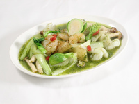 【休日オンライン予約限定】お勧めランチ　海老と花切りイカのバジルソース炒め（4月）