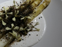 White asparagus confit: a contrast of white and black.