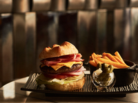 平日：「チェリーパフェ」選べるサンドイッチ付