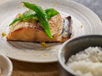 11:30入店限定乾杯酒付【贅沢ランチ】月替わりテーマで創る旬の里山食材前菜や現代調理のメイン2品のフルコース（平日）