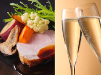 4月おすすめランチ◇春色のロゼスパークリングワインで乾杯！◇国産玉ねぎのパイ包みスープや鮮魚のグリル、メインに国産豚ローストか国産牛サーロインステーキ、ロッシーニを選べるランチ全5品-SHIKITEI-