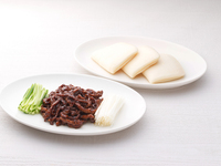 ﾃｲｸｱｳﾄ37.牛肉の味噌炒め蒸しパン添え