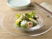 海の幸とパクチー入りハーブサラダ
