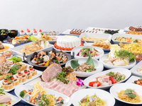 【GWディナー】いちごスイーツとローストビーフをご堪能！約50種のビュッフェ＆ソフトドリンク飲み放題（90分制）