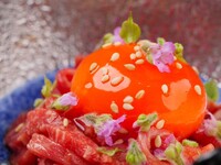 新【うしみつ煌めき（きらめき）コース】今日はお肉の日！そんな日に楽しめるコースをご用意いたしました。和牛のユッケ商品を皮切りに拘りの薬味でお召し上がりいただく厳選焼肉9種ご用意！