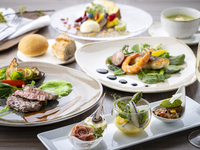 【HOLIDAY LUNCH SET】アンガス牛と白身魚のポワレのWメインなど全6皿＋乾杯ドリンク付き　4/6～