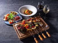 【ディナーBBQスタンダード】前菜ミスト＆スピエディーニ4種＋牛サガリ｜120分飲み放題付(土日祝)