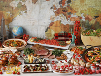 10％OFF! ハイテーブル席 [オンライン料金] ワールドグルメ&いちごスイーツブッフェ 土日祝ディナー120分 大人 8,775円