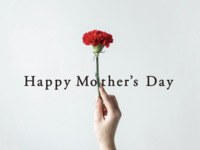 【母の日 AFTERNOON TEA｜平日】ストロベリーとピスタチオのアフタヌーンティー＋カーネーション1輪