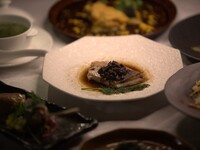 【紫陽花あじさい 】特級点心師手包み小籠包をはじめ、ロブスターのカラスミ炒め スズキのライスペーパー揚げなど旬の食材を彩り豊かに仕上げたコースです。 ※1名様より承ります。