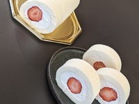 Pure white roll cake with domestically grown strawberries