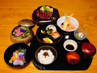 Cena a base di bistecca di manzo Wagyu Kajiya e riso alle erbe aromatiche.