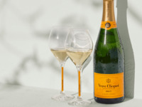 Champagne toast (by the glass)