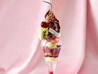 【平日】「パスタ付き大人のご褒美パフェ　気品溢れるジュエリーのような美しさ～ダークチェリー&ピスタチオ～」